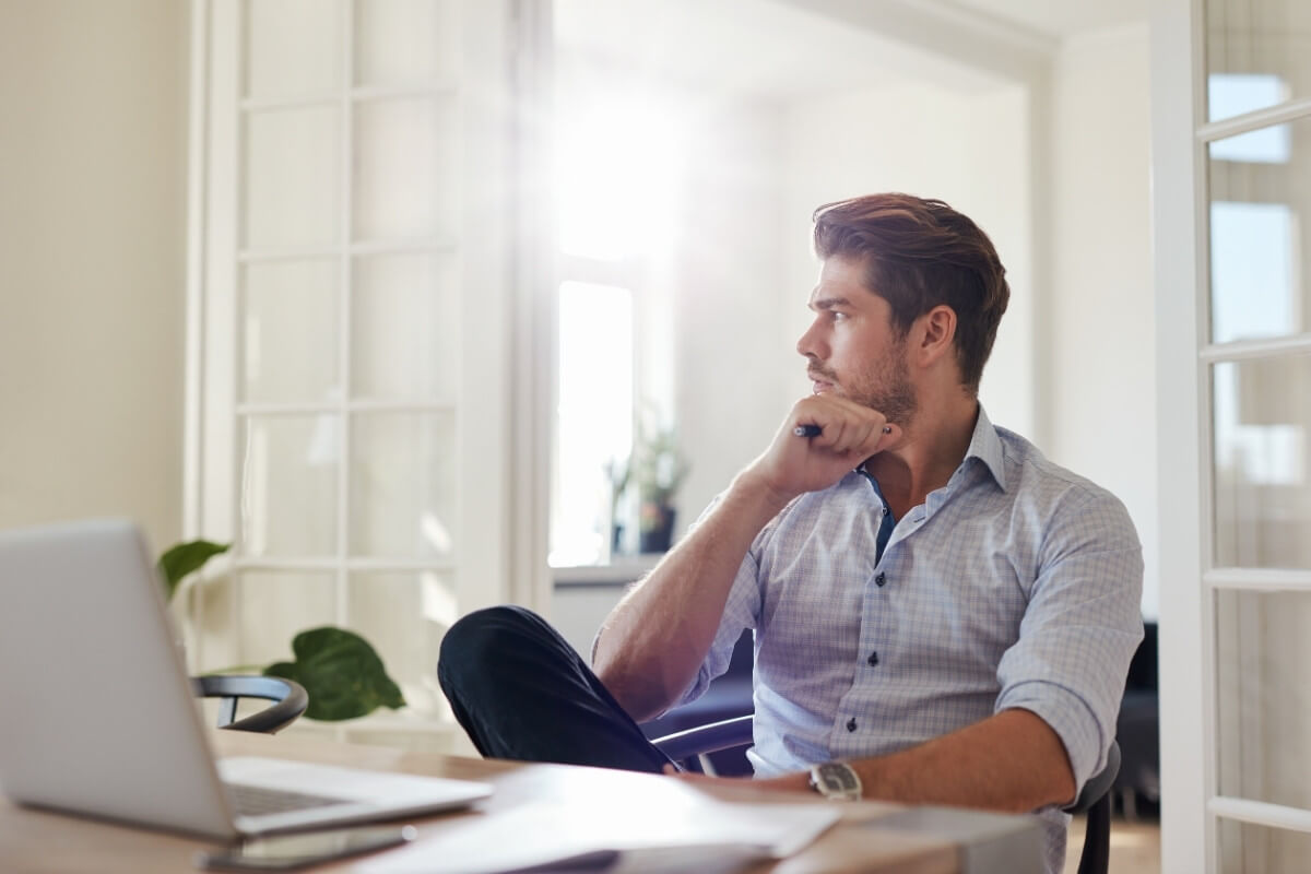 Homme à son bureau, pensif